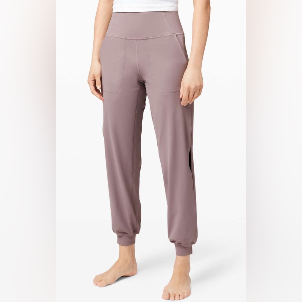 126. Lululemon Align Jogger 28" *Vent
Size 6
Violet Verbena